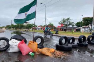 Paro cívico en Santa Cruz con calles bloqueadas