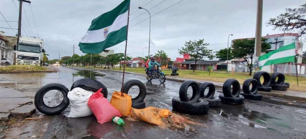 Paro cívico en Santa Cruz con calles bloqueadas