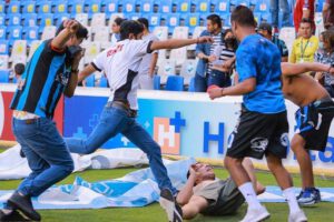 Tragedia en la Liga MX tras enfrentamiento campal en Querétaro