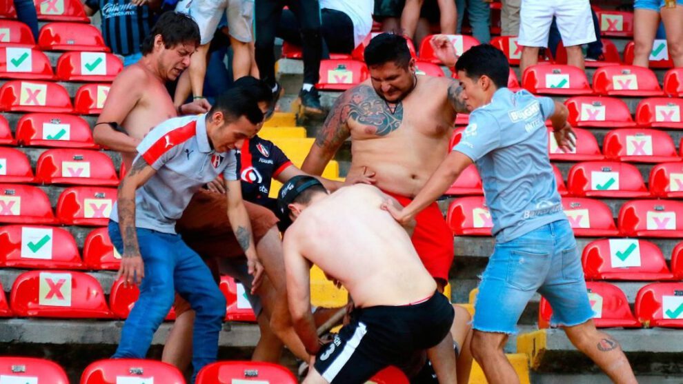Restricciones de ingreso a estadios tras disturbios en el partido Querétaro-Atlas