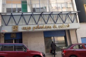 Aprehenden a funcionario de la Caja Petrolera por cobros irregulares