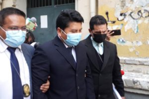 Juez aprehendido por liberar sentenciado en La Paz
