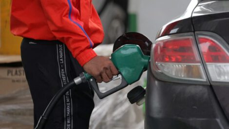 Precios de la gasolina en EE.UU. alcanzan 4,17 dólares el galón