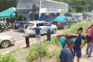 Bloqueo carretera Santa Cruz - Cochabamba