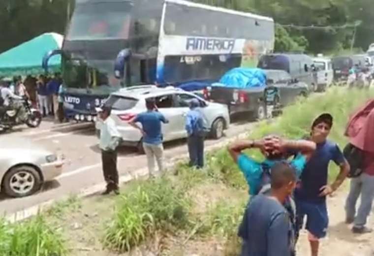 Bloqueo carretera Santa Cruz - Cochabamba