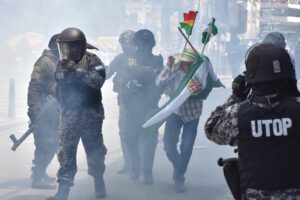 Protesta de maestros en La Paz por más ítems educativos