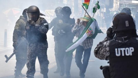 Protesta de maestros en La Paz por más ítems educativos