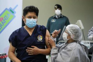 Cuarta dosis de vacuna Covid-19 autorizada para personas con enfermedades de base