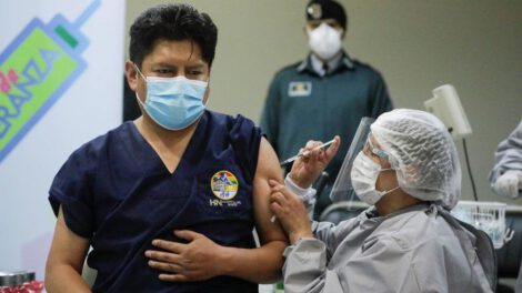 Cuarta dosis de vacuna Covid-19 autorizada para personas con enfermedades de base