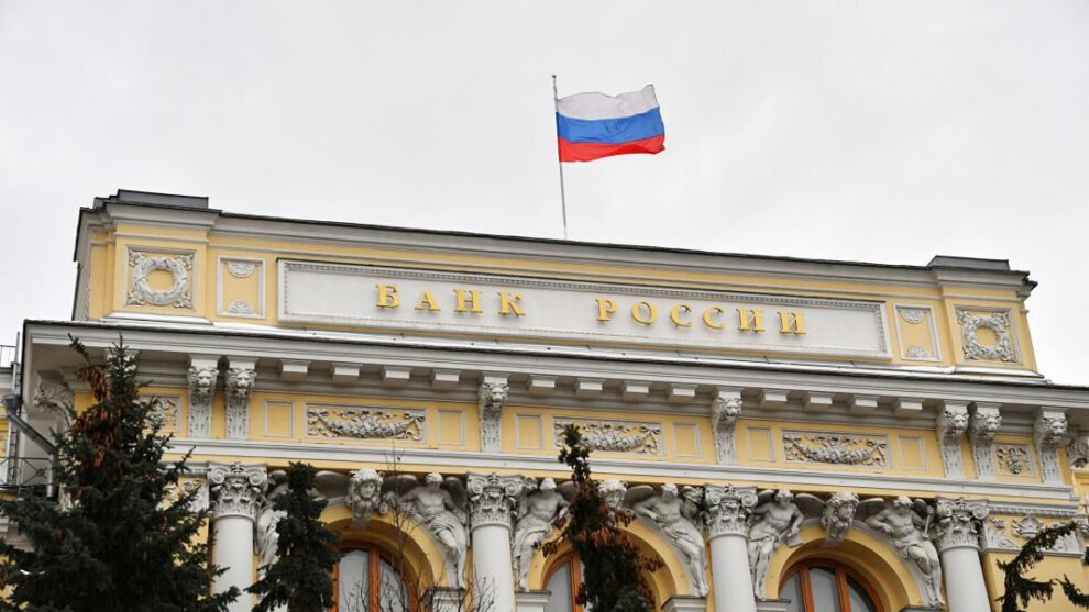 Banco de Rusia restringe montos elevados de dólares a ciudadanos