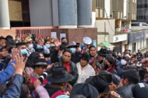 Detención domiciliaria gobernador Santos Quispe con salida laboral