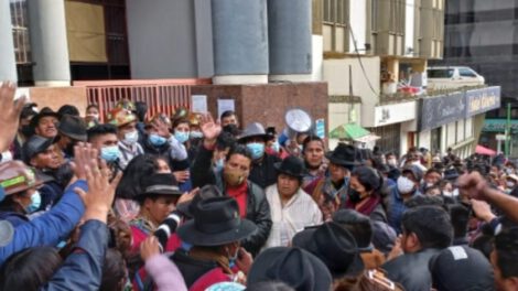 Detención domiciliaria gobernador Santos Quispe con salida laboral