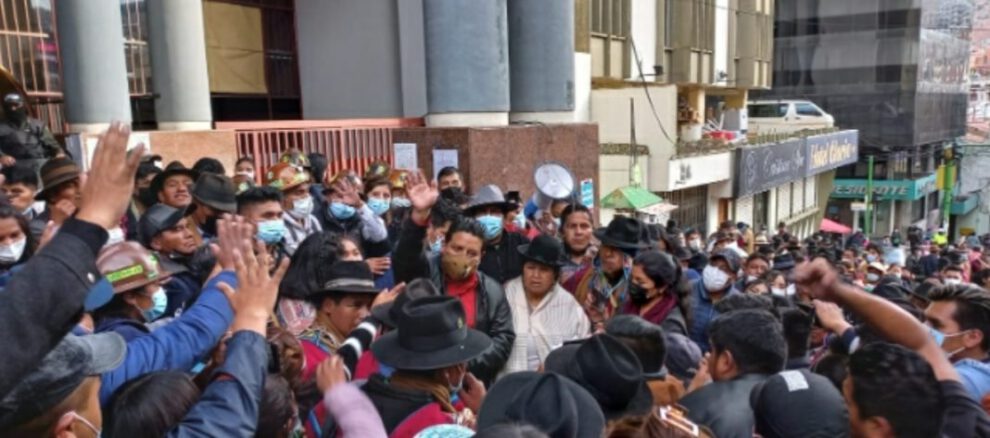 Detención domiciliaria gobernador Santos Quispe con salida laboral
