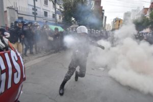 Maestros gasificados por la Policía durante protesta en La Paz