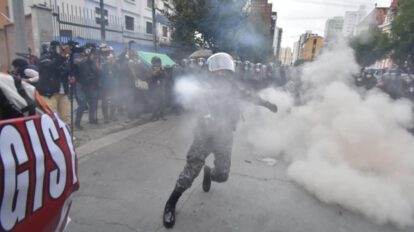Maestros gasificados por la Policía durante protesta en La Paz