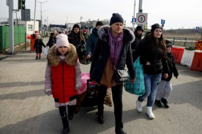 Bolivianos regresan de Ucrania con apoyo del gobierno