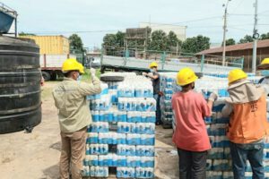 Destrucción de bebidas alcohólicas ilegales por la Aduana Nacional