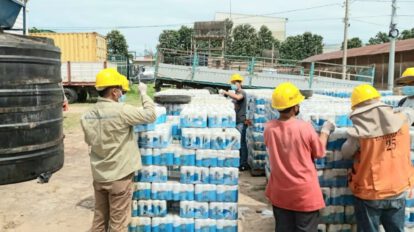 Destrucción de bebidas alcohólicas ilegales por la Aduana Nacional