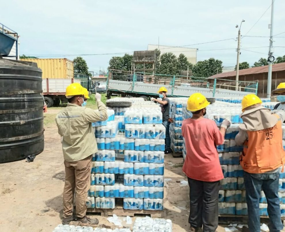 Destrucción de bebidas alcohólicas ilegales por la Aduana Nacional