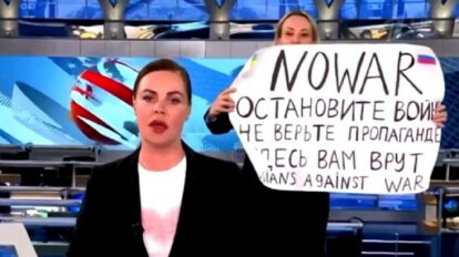 Rusia libera periodista que interrumpió noticiero con pancarta contra la guerra