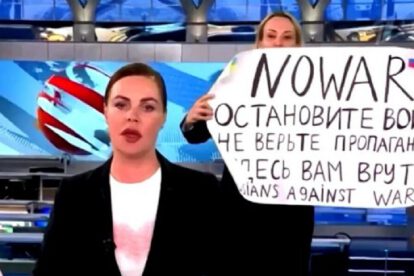 Rusia libera periodista que interrumpió noticiero con pancarta contra la guerra