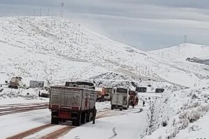 Carretera Oruro Cochabamba cerrada por intensas nevadas