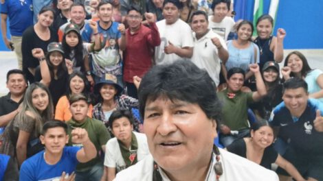 Evo Morales dictador por eliminar Escuela de Líderes