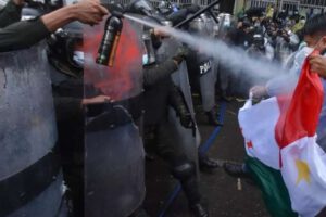 Enfrentamiento entre policía y maestros en La Paz