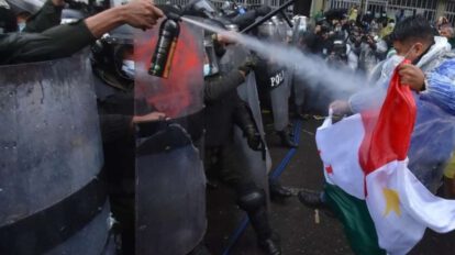 Enfrentamiento entre policía y maestros en La Paz