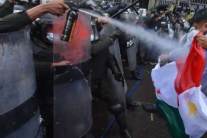 Enfrentamiento entre policía y maestros en La Paz