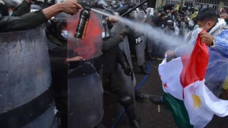 Enfrentamiento entre policía y maestros en La Paz