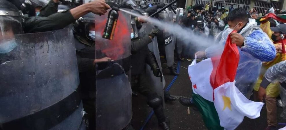 Enfrentamiento entre policía y maestros en La Paz