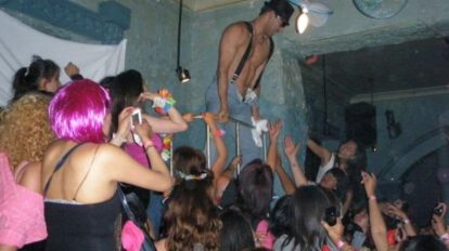 Prohibición de strippers en Comadres en Sucre
