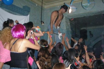 Prohibición de strippers en Comadres en Sucre