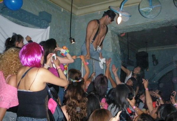Prohibición de strippers en Comadres en Sucre