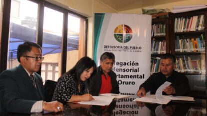Firma del convenio entre la Defensoría del pueblo y el Sedes de Oruro para fortalecer el defensor del paciente