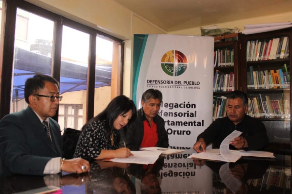 Firma del convenio entre la Defensoría del pueblo y el Sedes de Oruro para fortalecer el defensor del paciente