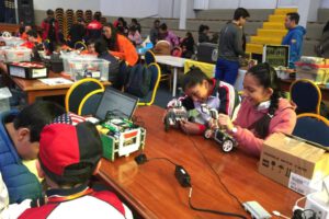 Robótica en Ecuador: Daira Ureña y Ángela De La Barra representarán a Bolivia