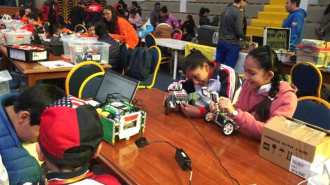 Robótica en Ecuador: Daira Ureña y Ángela De La Barra representarán a Bolivia