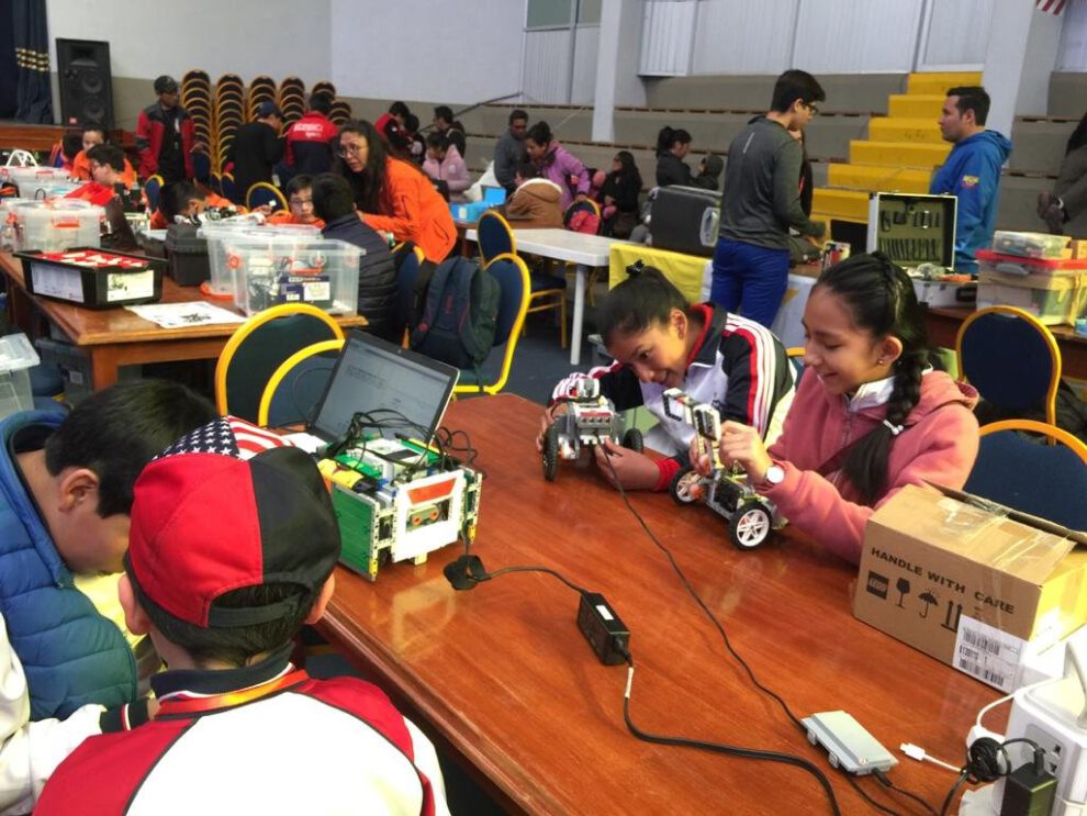 Robótica en Ecuador: Daira Ureña y Ángela De La Barra representarán a Bolivia