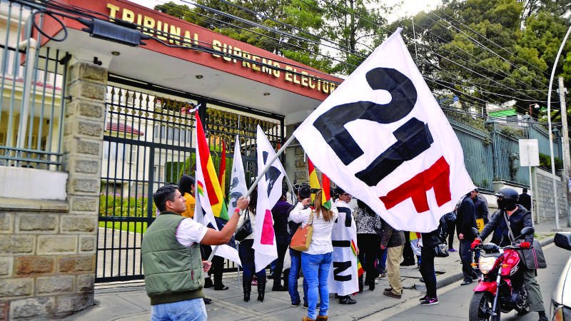 Una marcha apoyando al 21F frente al TSE