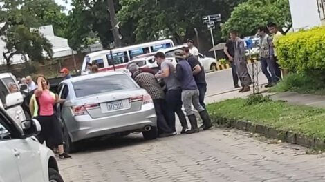 Hombre fallece por disparo en la cabeza en Santa Cruz