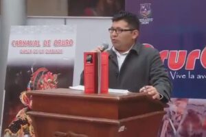 Fotolibro sobre La Diablada y su elenco infernal