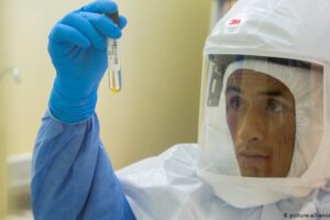 Evalúan muestras de laboratorio del paciente con coronavirus en Bolivia