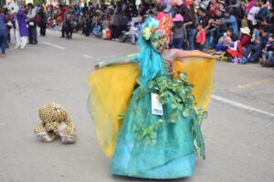 Niña disfrazada representa el medio ambiente en el Corso Infantil 2020
