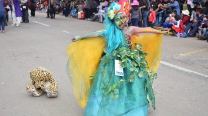 Niña disfrazada representa el medio ambiente en el Corso Infantil 2020