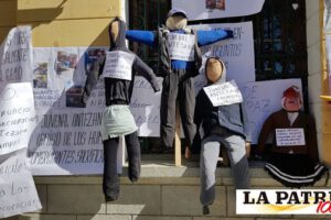 Gremiales bloquean la plaza principal exigiendo la Tarjeta Única de Comercio