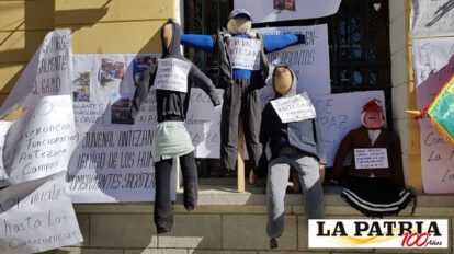 Gremiales bloquean la plaza principal exigiendo la Tarjeta Única de Comercio