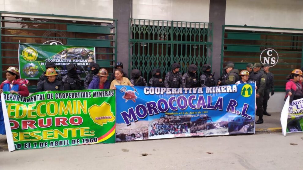 Cooperativas mineras exigen atención médica a la CNS