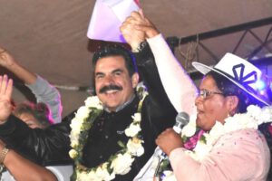 Manfred Reyes Villa durante la inauguración de la casa de campaña de Creemos en Cochabamba